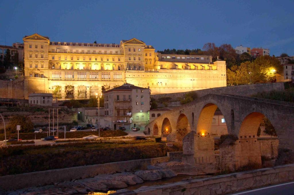 Hostal La Masia Манреса Экстерьер фото