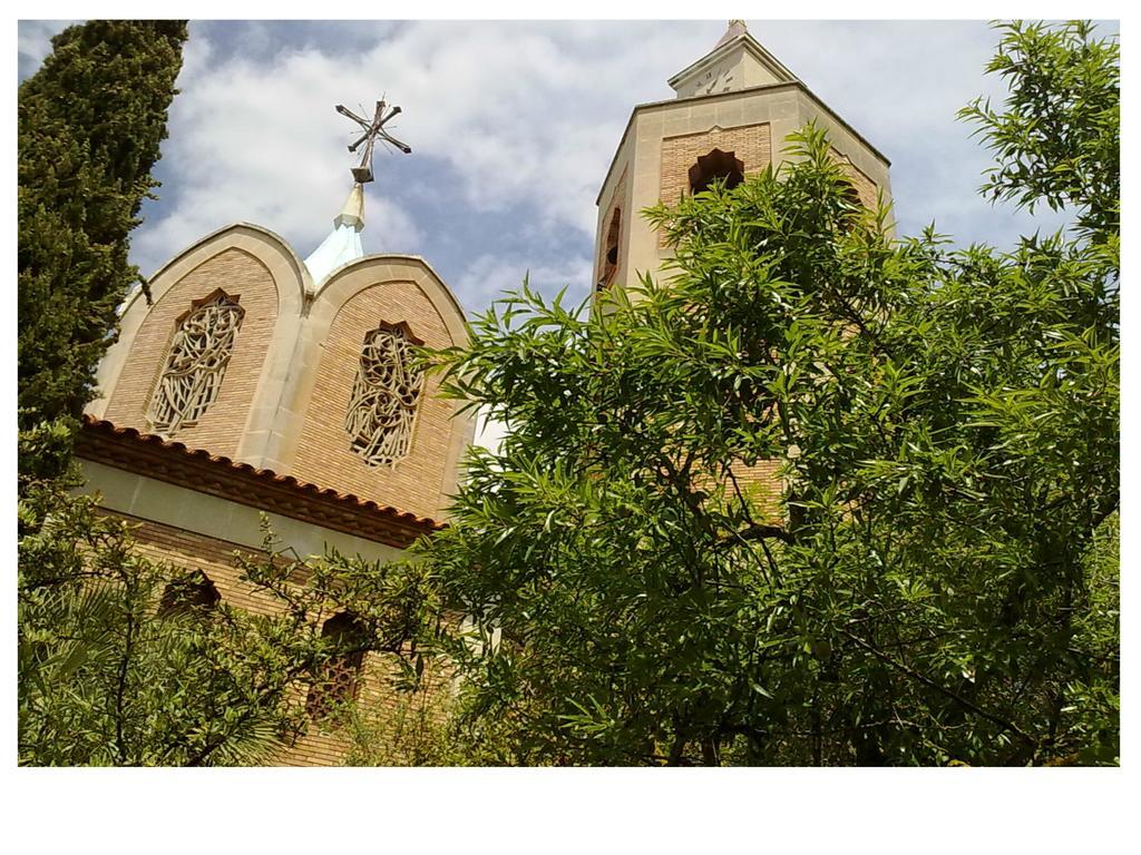 Hostal La Masia Манреса Экстерьер фото